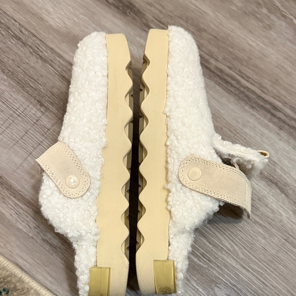 Sorel Cream Sherpa Clog Slippers with Adjustable Strap. Sz 6.5. EUC - Picture 4 of 5
